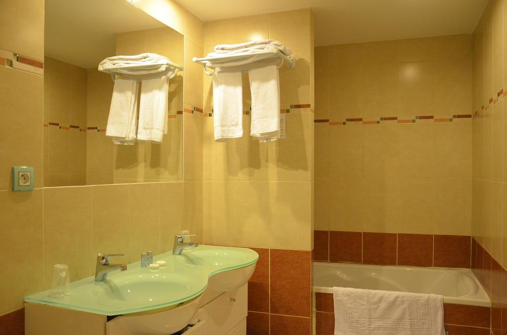 Auberge De Bonpas Logis De France Hotel Авиньон Стая снимка